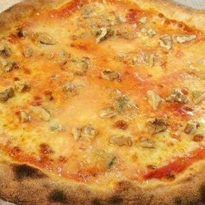 pizza gorgonzola e noci rossa