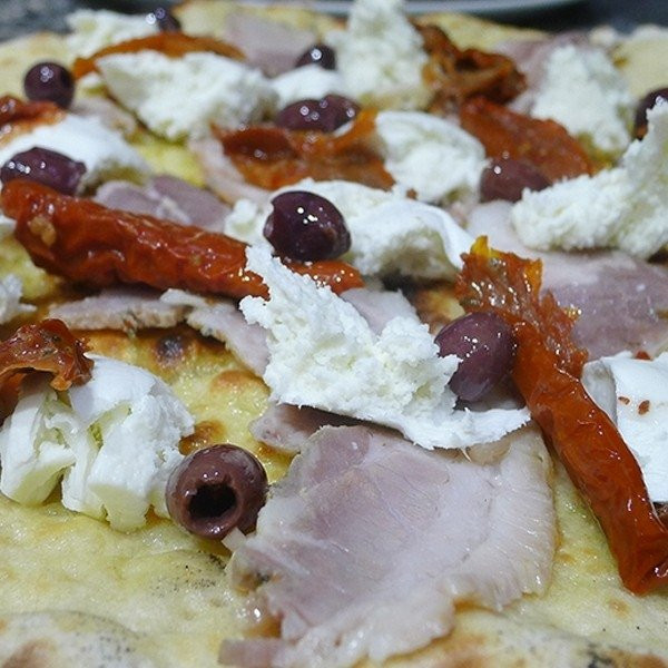 Pizza sfilacci rucola grana a scaglie