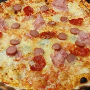 Pizza salamino wurstel cotto salsiccia
